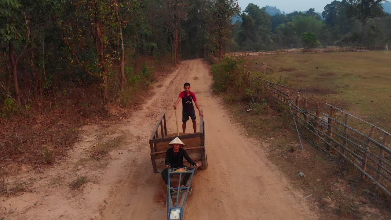 Trattore al lavoro su una strada sterrata a Thakhek, Laos