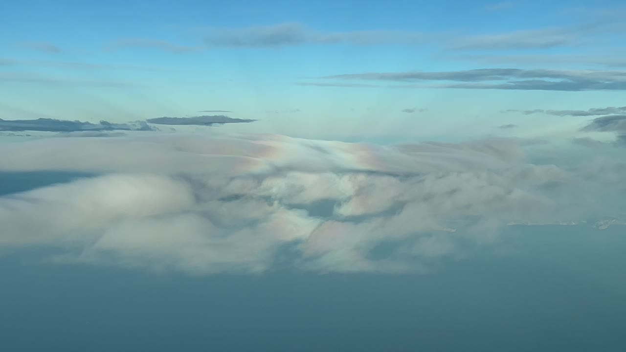 arco iris redondeado en las nubes