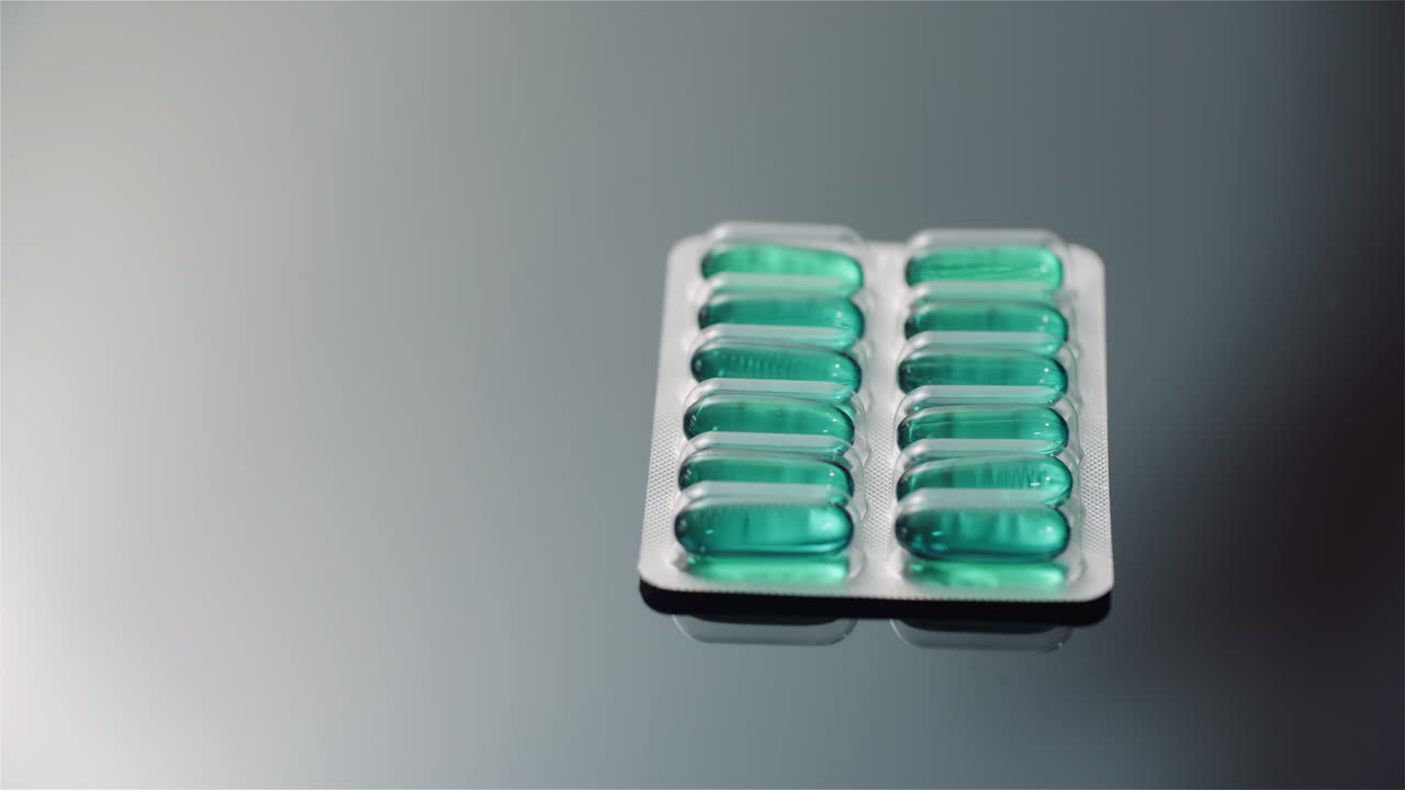 검은 배경 8에 의료 알약 약물의 물집