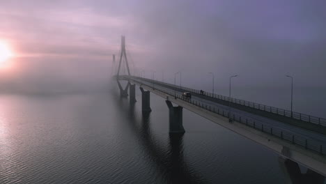 coche conduce sobre el puente en el lado izquierdo de la carretera, celestial hermoso amanecer