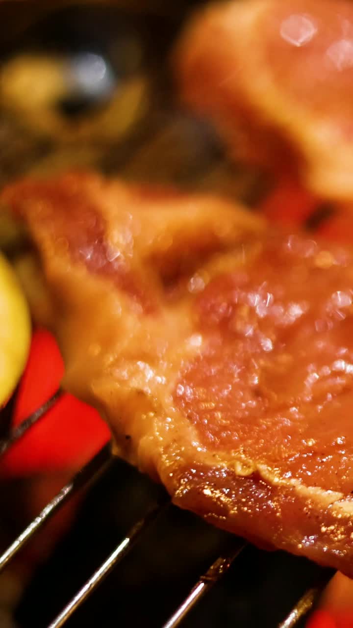 나무 석탄 그릴 에 걱거리는 스테이크 와 채소