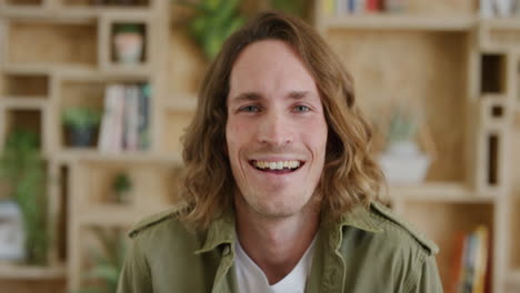 retrato en primer plano de un joven feliz riendo disfrutando de un estilo de vida relajado éxito hombre caucásico guapo con cabello largo serie de personas reales