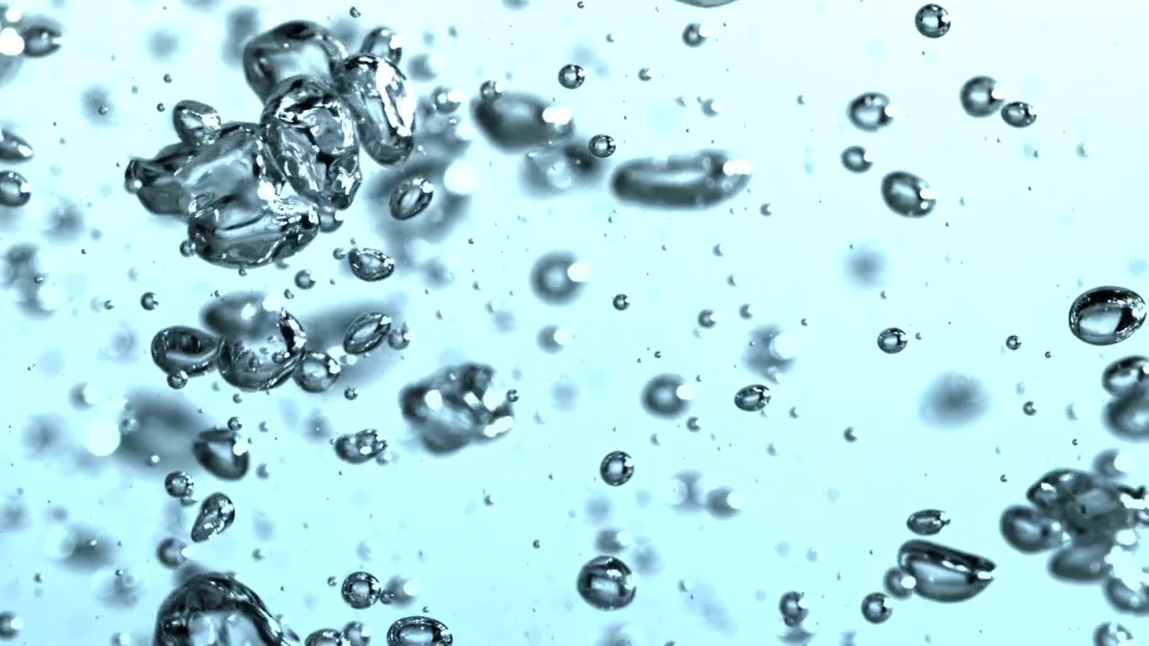 Bolle d'aria che si alzano nell'acqua blu limpida