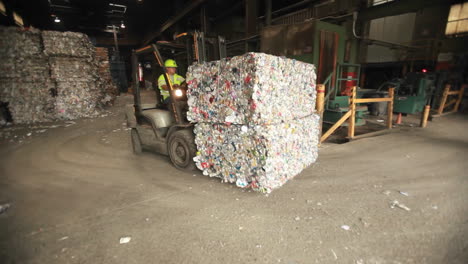 Un-Cargador-De-Volteo-Mueve-Latas-De-Aluminio-En-Un-Centro-De-Reciclaje