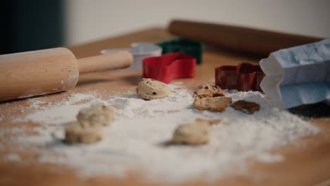 Galletas-Con-Chispas-De-Chocolate-Preparadas-En-Una-Cocina-Con-Harina.