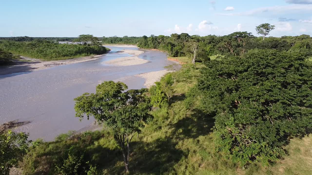 vista sobre el río y el dron vuela