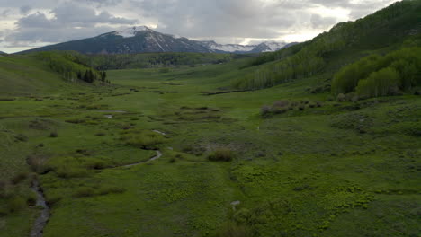 Valle-Hacia-El-Monte.-Montaña-Crestada-De-Butte---Primavera