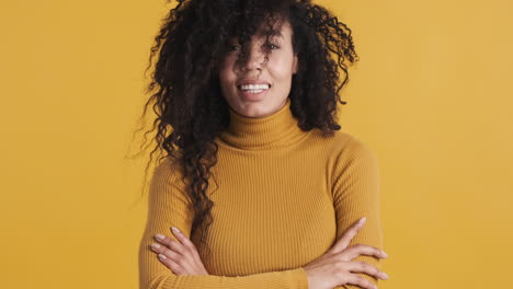 Afroamerikanische-Lächelnde-Frau-Auf-Orangefarbenem-Hintergrund.