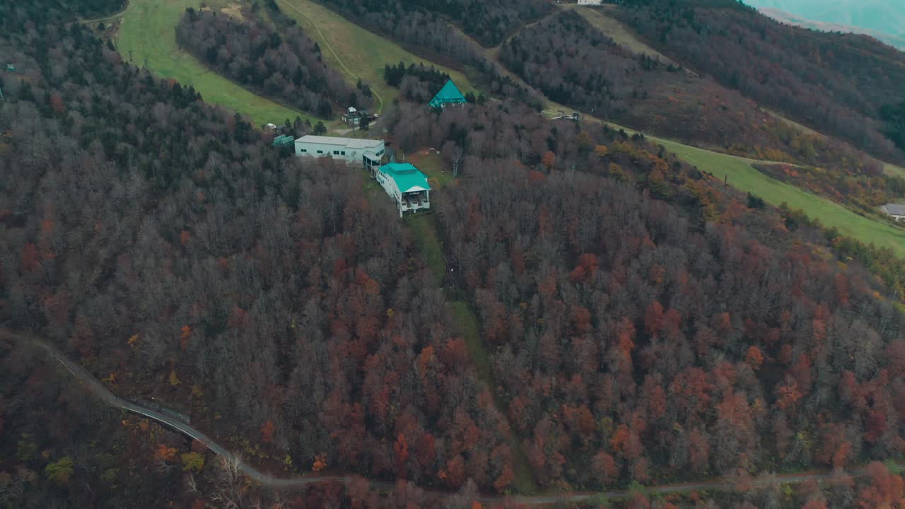가을 색의 다채로운 숲과 일본 자오 온천에 있는 산의 케이블카 정류장 위에서 전망 - 공중
