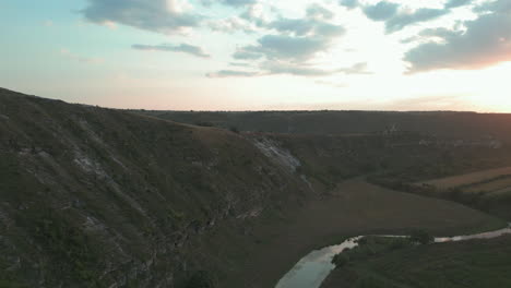 &quot;Vista-De-La-Hora-Dorada:-Una-Impresionante-Expedición-Con-Drones-Que-Captura-El-Majestuoso-Orheiul-Vechi,-Moldavia,-Mientras-El-Sol-Se-Pone-Detrás-Del-Icónico-Monasterio-En-La-Colina,-Iluminando-El-Sereno-Río-Raut-Debajo