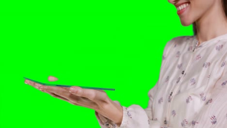 mujer fingiendo sostener una tableta digital