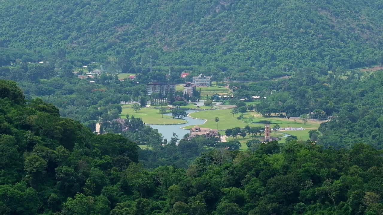 un valle abajo con vehículos moviéndose mientras las nubes proyectan sombras en este lapso de tiempo, punto de vista de dong phaya yen, parque nacional de khao yai, tailandia