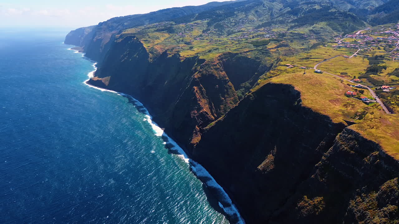 Città situata in una valle di una pittoresca montagna. Riprese drone sopra lo specchio d'acqua dell'Oceano Atlantico. Madeira, Portogallo vista dall'alto