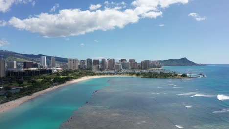 Amplia-Toma-Aérea-Descendente-De-La-Playa-Ala-Moana-En-Honolulu-En-La-Isla-De-O&#39;ahu,-Hawaii