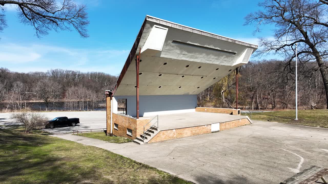 vista en ángulo de la parte exterior del teatro