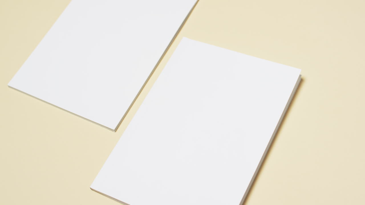 video de libros con páginas en blanco y espacio de copia en fondo amarillo