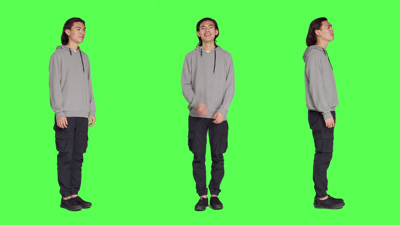 자연스러운 성인은 카메라에 자랑스럽게 나타납니다.