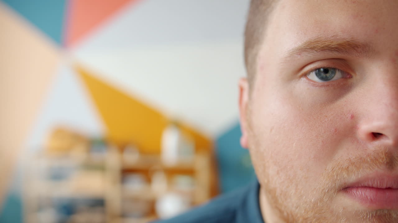 primer plano de la cara de un hombre