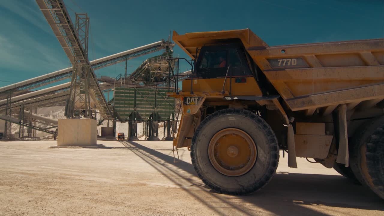 Grande autocarro industriale in una cava di pietra