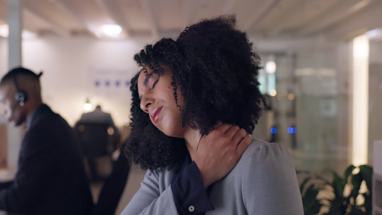 centro de llamadas, cansado y dolor de cuello de una mujer