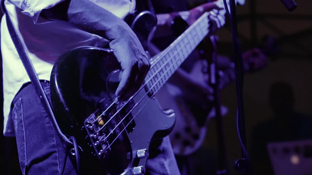 bassista che suona un basso