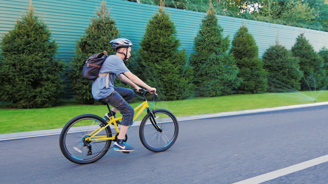 십대는 아스팔트 도로 트림에서 자전거를 탄다