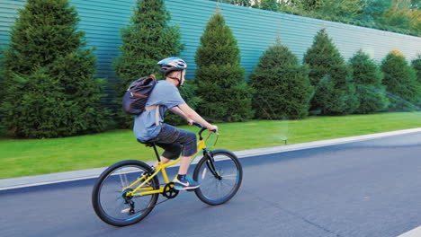 Teenager-Fährt-Fahrrad-Auf-Einer-Asphaltstraße