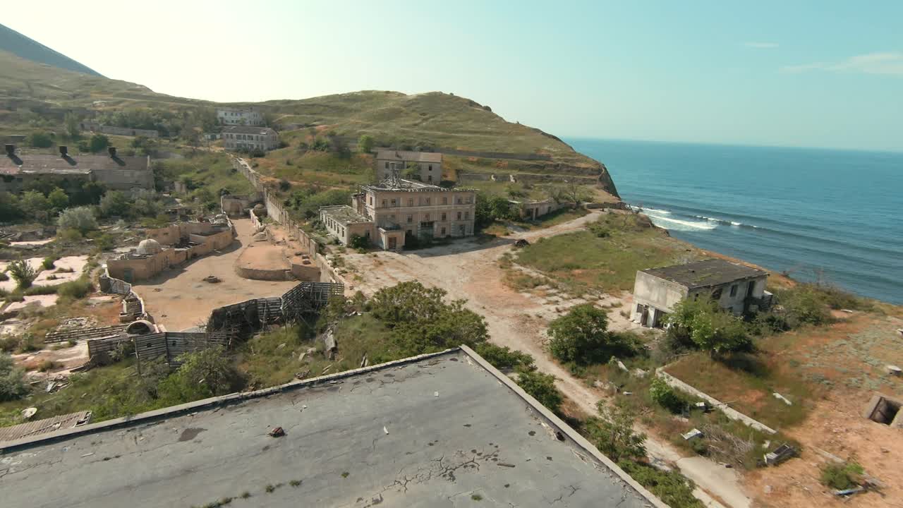 버려진 해안 군사 기지의 공중 사진