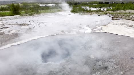 Islandia---Círculo-Dorado---Explora-Las-Maravillas-Geotérmicas-Del-área-De-Geysir-De-Islandia,-Donde-La-Tierra-Se-Encuentra-Con-El-Fuego