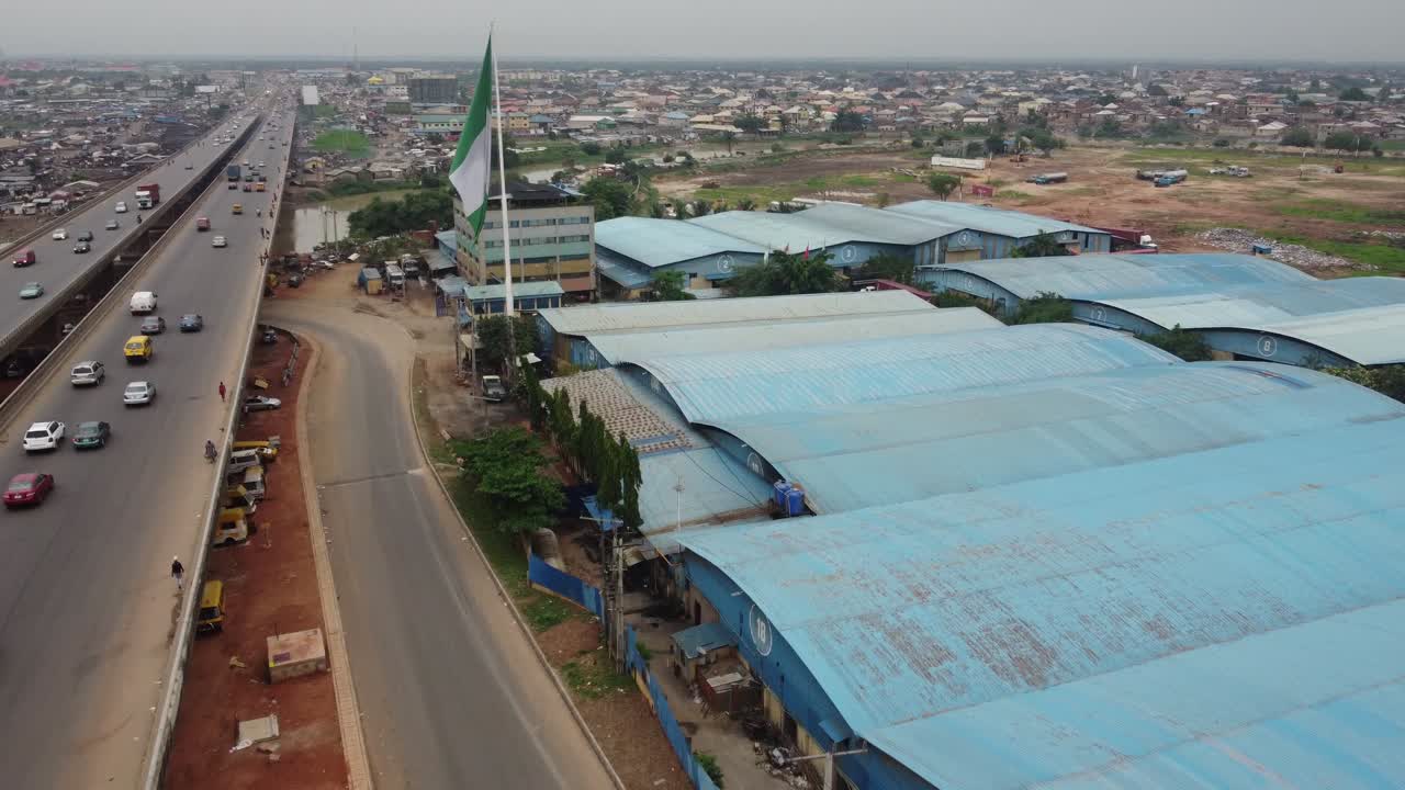 Autoestrada Lagos-Ibadan conectando o Estado de Ogun ao Estado de Lagos