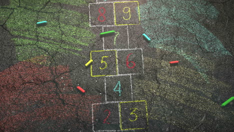 primer plano de tiza de colores en el fondo de la escuela de pizarra