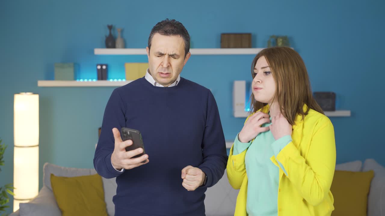 el padre y la hija se enojaron.