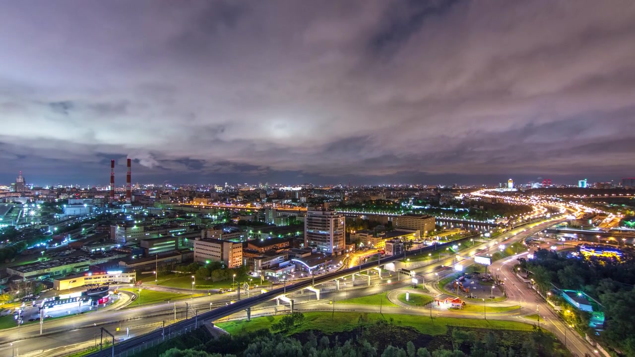 Panorama timelapse di Mosca, vista aerea notturna dall'alto del terzo anello di trasporto e della parte centrale degli anelli di Mosca, traffico, luci delle auto dal tetto.