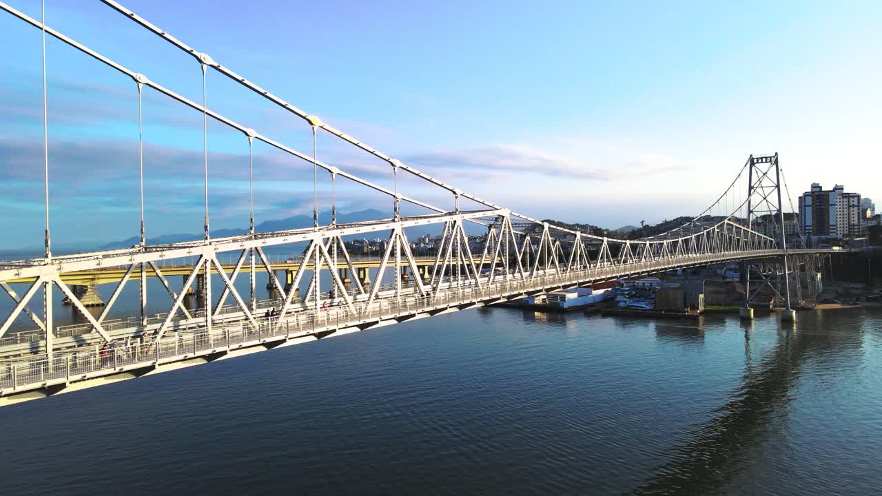 escena aérea de drones del puente hercilio luz en el centro urbano de florianópolis en el puente atirantado de santa catarina suspendido en la ciudad con gente caminando en el puente