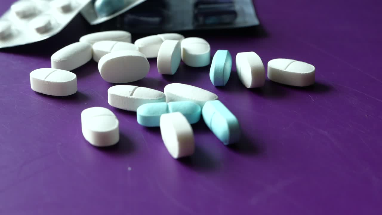 보라색 표면에 색과 파란색의 알약
