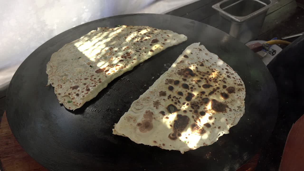 pan plano turco. el cocinero de cerca prepara deliciosos pasteles con relleno.