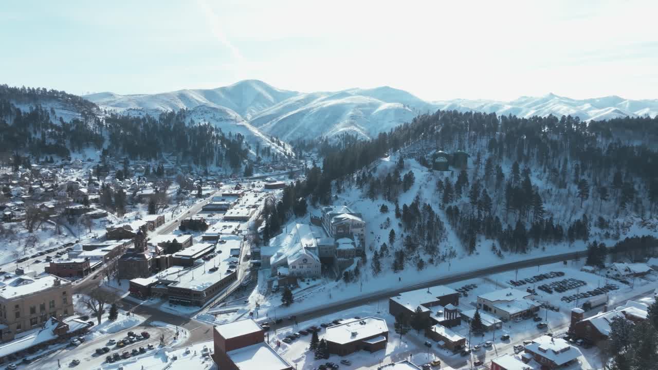 drone volando sobre deadwood, dakota del sur en invierno