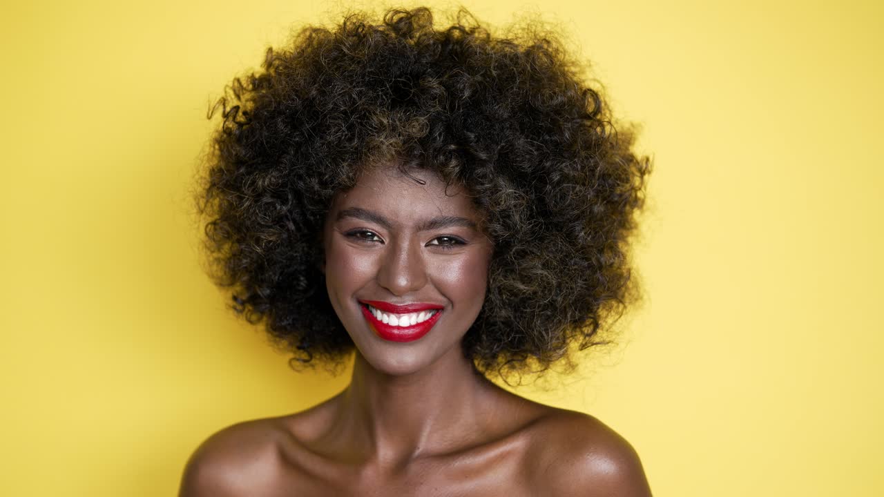 mujer hermosa con afro rizado y labios rojos