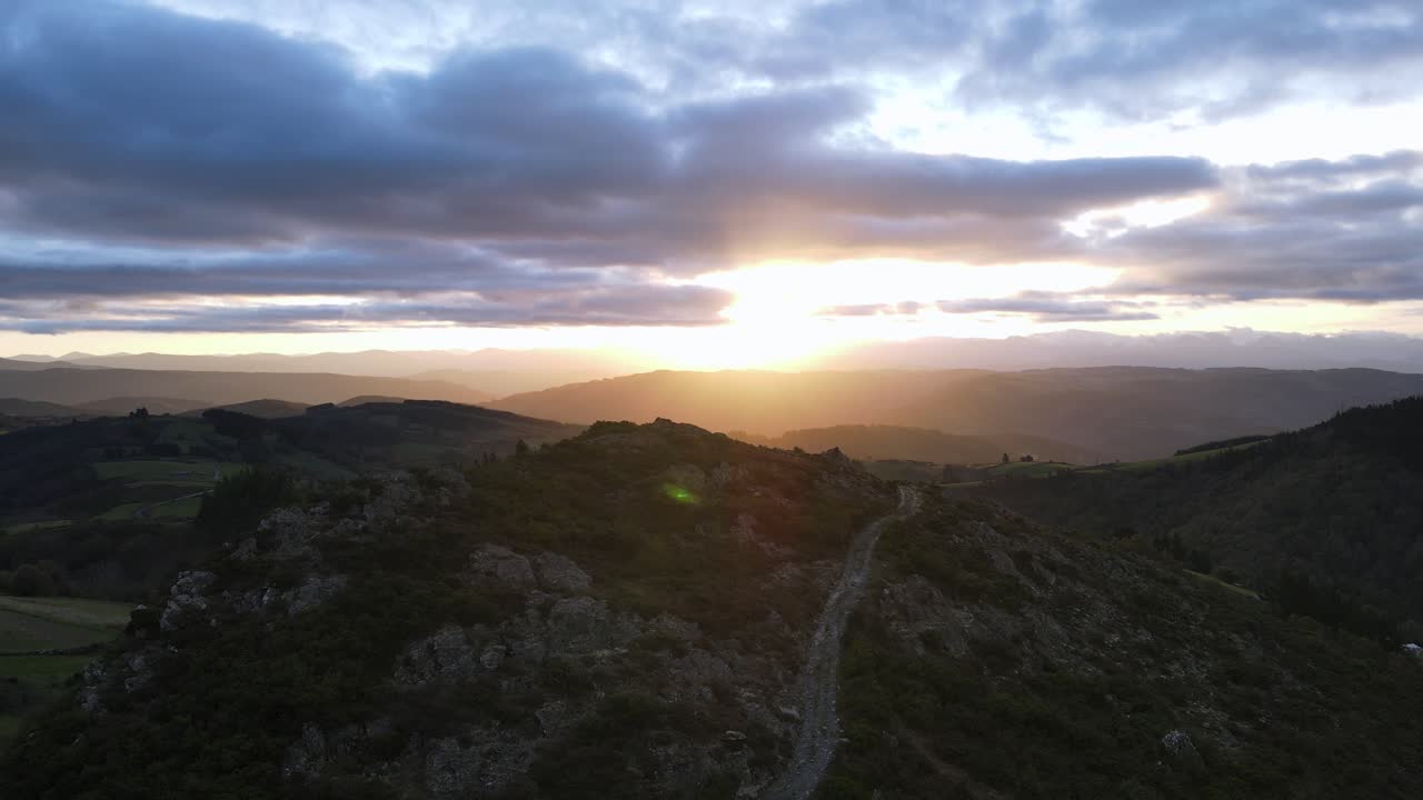 vista sobre la carretera de la montaña al amanecer en el idílico paisaje natural solitario y pacífico de españa