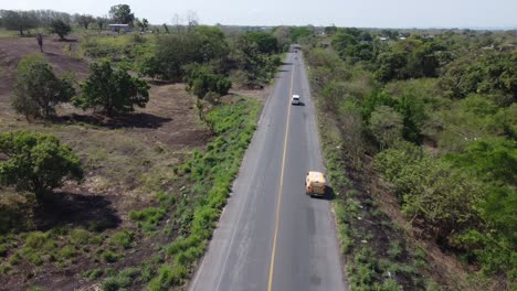 Straße-Mit-Vorderansicht-Und-Dem-Feld-Auf-Einer-Seite