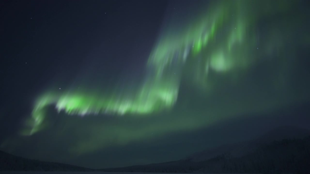 L'Aurora Boreale vivace e verde danza attraverso il cielo notturno