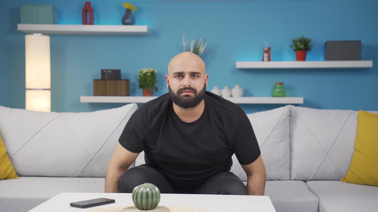 Uomo che guarda la telecamera confuso