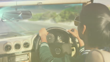 animación de una mujer biracial con gafas, conduciendo un cabriolet