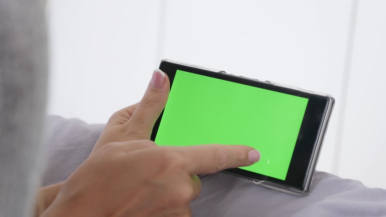 mujer de cabello rubio en la cama con la tableta de llave de croma