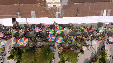 Imágenes-Aéreas-De-Arriba-Hacia-Abajo-De-Una-Concurrida-Calle-De-Mercado-En-San-Juan-Ostuncaclo,-Guatemala