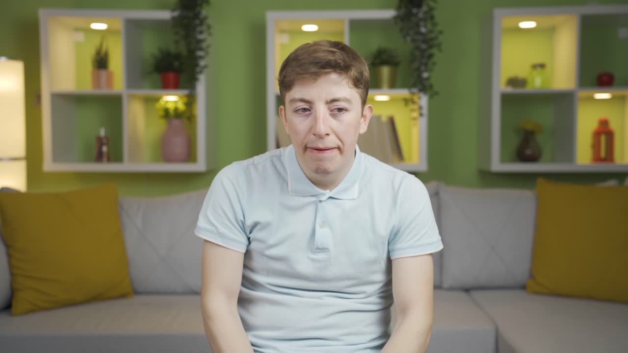 primer plano de un joven que expresa preocupación y agitación.