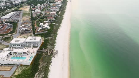 Von-Unten-Nach-Oben,-Meerseite,-Halb-Wasser,-Halb-Land,-Tagsüber-Am-Strand-Von-Alys-Mit-Weißen-Häusern-Und-Gebäuden