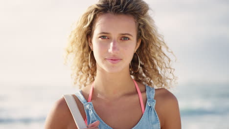 Cara,-Mujer-Y-Calma-Con-Pelo-Rizado-En-La-Playa