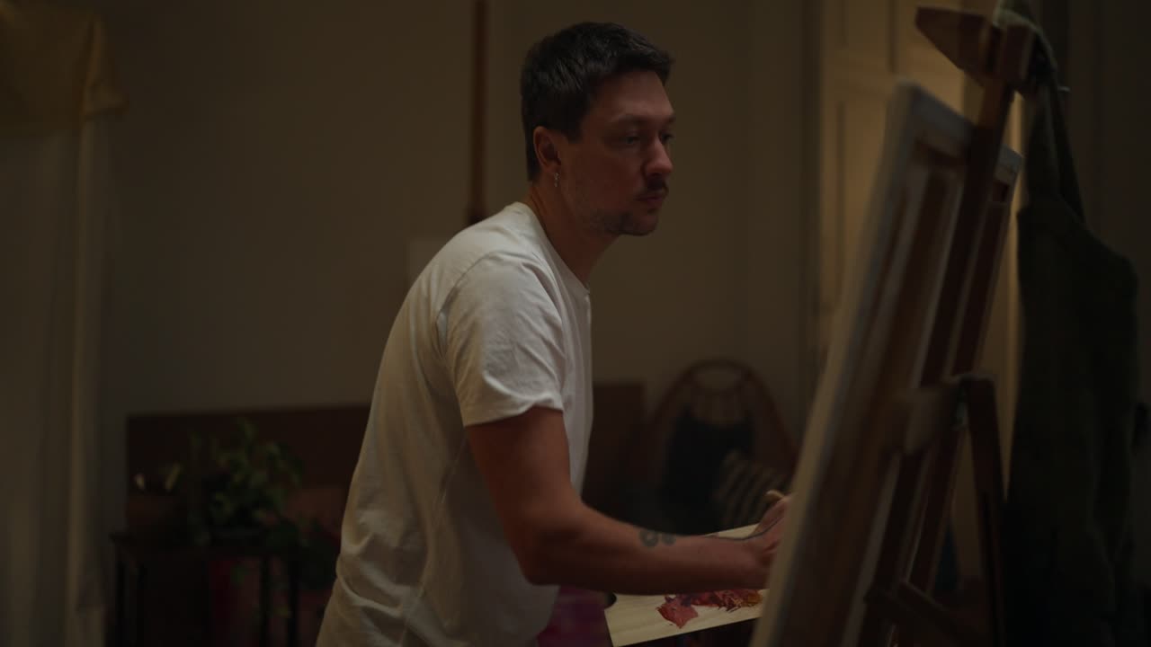 Kunstner maler i et hjemmestudie