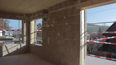 vista interior soleada de las paredes de hormigón de cáñamo durante la construcción panorámica lentamente